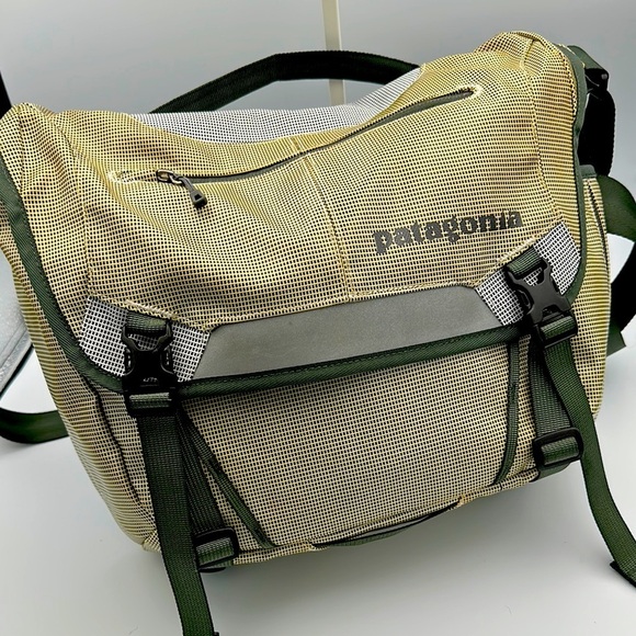 Patagonia Other - Vintage Patagonia Black Hole Messenger Laptop Bag Cross Body Green Reflective
